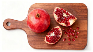 砧板上的红石榴与切块