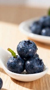 新鲜蓝莓盛于白色小碗中