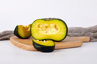 切开的贝贝南瓜置于木盘上