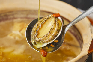 砂锅中盛着鲜美的鲍鱼汤