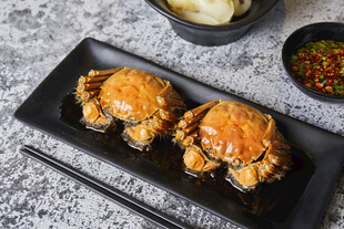 美味大闸蟹配特色蘸料