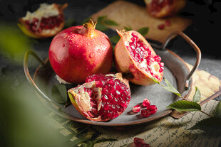 新鲜红石榴摆放在盘中