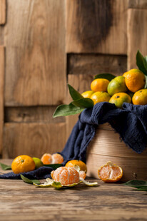 木背景上的新鲜柑橘果实