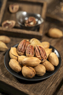 美味坚果摆放在古朴木桌上