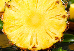 切开的金黄菠萝