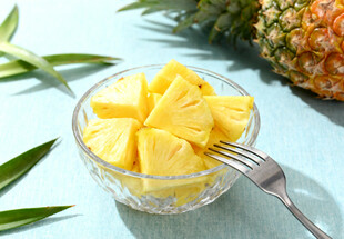 玻璃碗中的凤梨块