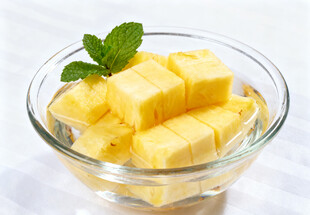 玻璃碗中的菠萝块