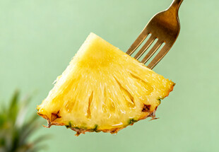 叉子上的菠萝块