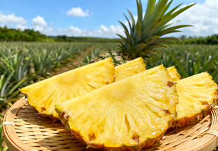 竹盘上的切块菠萝