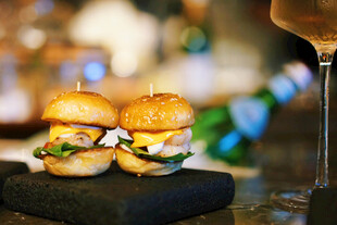 精致迷你汉堡与美酒