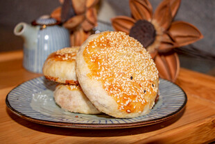 芝麻烧饼摆于古朴茶具旁