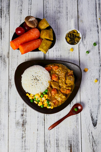 美味咖喱饭搭配多样配菜