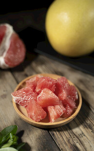 木盘里的新鲜红心柚子果肉