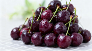 新鲜紫樱桃堆叠