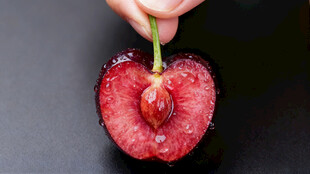 切开的鲜红樱桃果肉