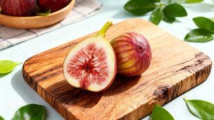 木盘上的新鲜无花果切片