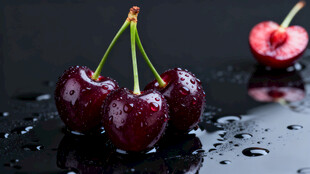 新鲜欲滴的三颗黑樱桃