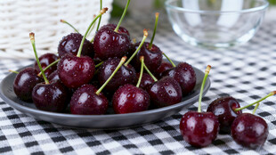 新鲜车厘子摆于格子布上