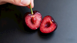 切开的新鲜樱桃