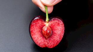 切开的鲜红樱桃特写