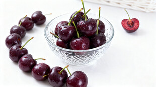 晶莹樱桃摆于碗中