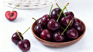 碗中鲜美的紫樱桃