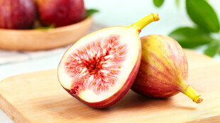 新鲜无花果摆放在木板上