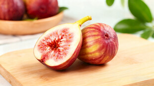 新鲜无花果置于木砧板上