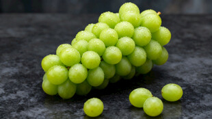 青葡萄串与散落果实