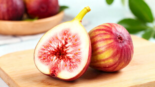 新鲜无花果置于木砧板上