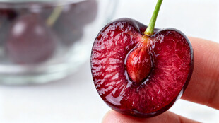 切开的新鲜樱桃果肉特写