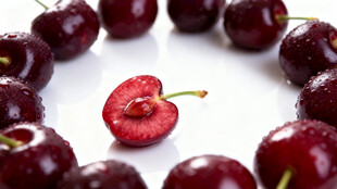 圆润樱桃环绕切开的鲜果