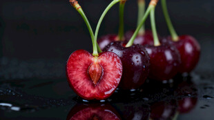 新鲜欲滴的诱人红樱桃