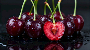 新鲜饱满的甜樱桃