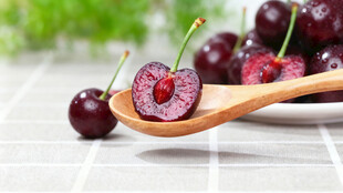 木勺上的新鲜车厘子