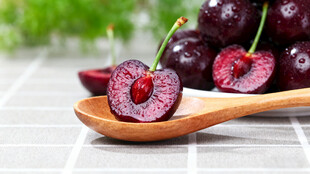 木勺上的新鲜多汁车厘子