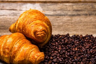 美味牛角包与咖啡豆