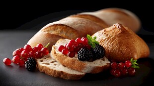 美味面包配新鲜浆果