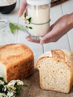 手捧牛奶与美味面包