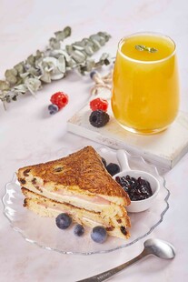 松饼配果汁与浆果