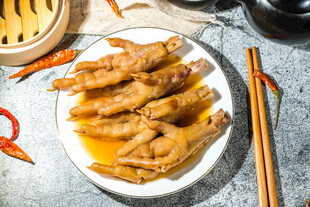 美味卤鸡爪摆于盘中