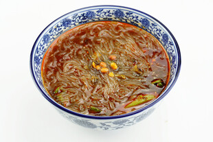 青花瓷碗中的美味酸辣粉