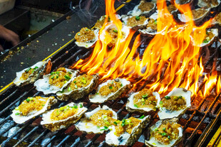 火焰上的美味烤生蚝