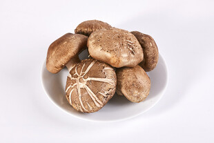 新鲜香菇摆放在白色盘中