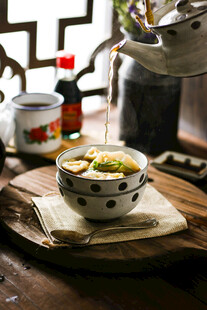 中式木桌摆置的美味汤品