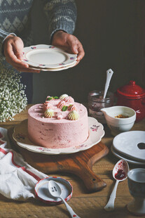 手捧盘展示精致草莓蛋糕