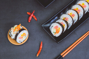 美味寿司拼盘与配料
