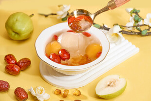 鲜银耳枇杷炖梨