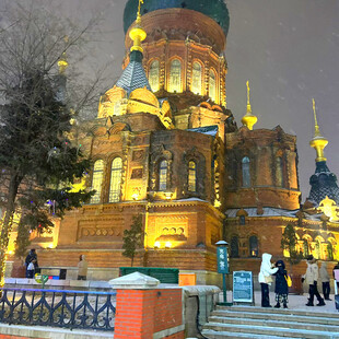 夜晚灯火辉煌的俄罗斯教堂