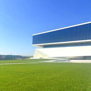 现代建筑旁的翠绿草坪